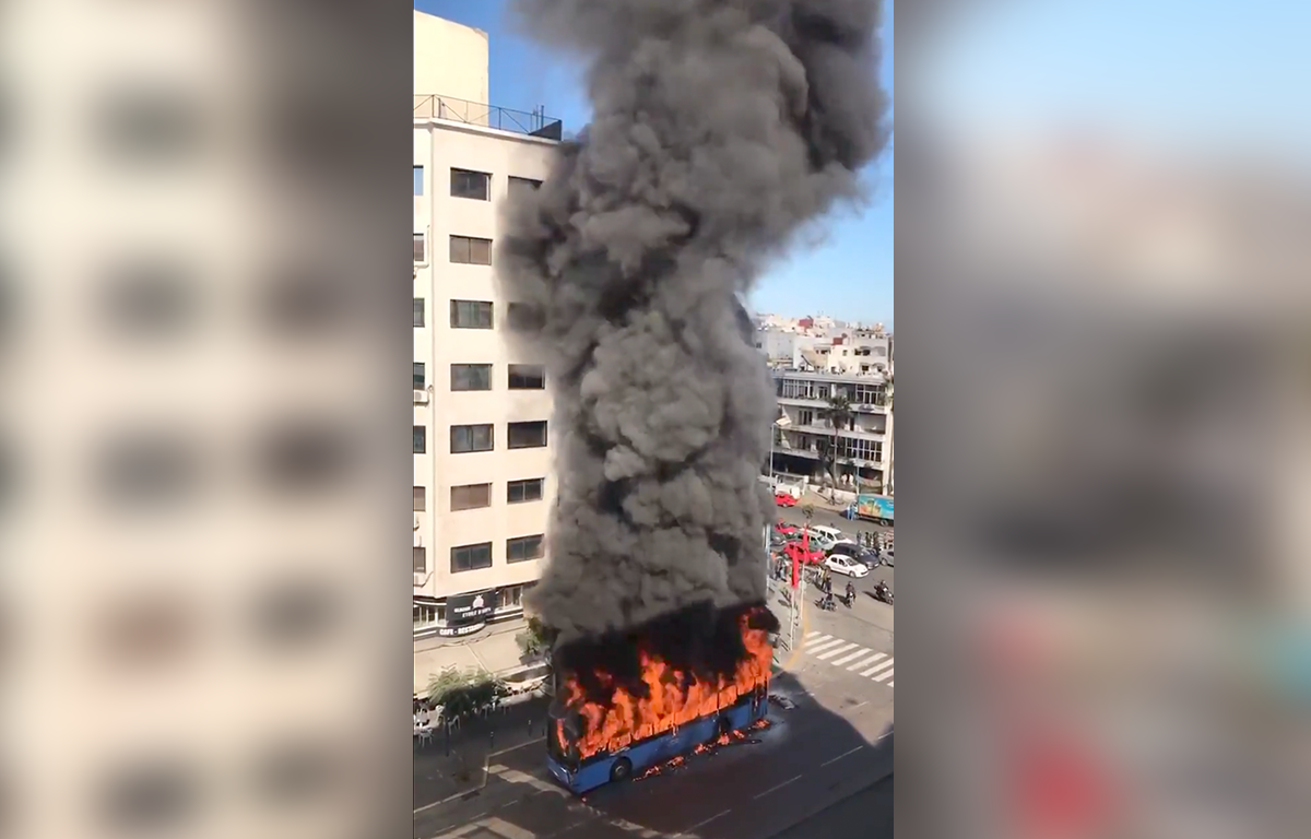 Photo de Casablanca : Un bus en feu sur boulevard d’Anfa