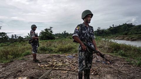 Photo de Les civils fuient les affrontements entre armée et rebelles en Birmanie