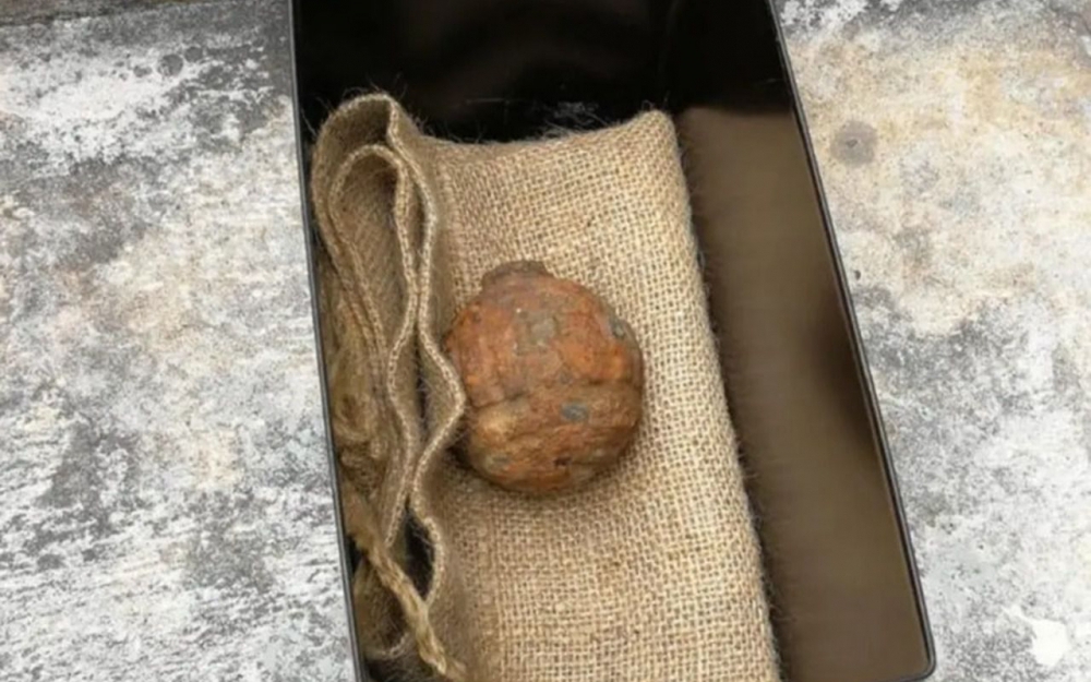 Photo de Vidéo. Une grenade de la Grande Guerre dans des patates françaises