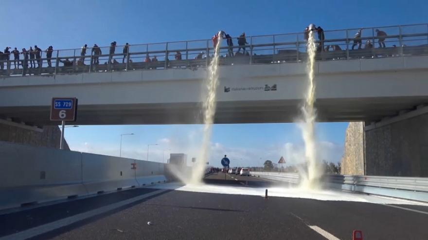 Photo de Italie : En colère, des agriculteurs déversent du lait depuis un pont