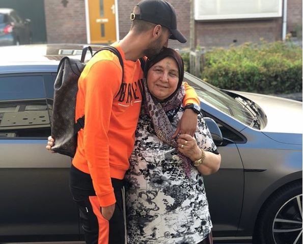 Photo de Hakim Ziyech fait un don aux victimes du cancer