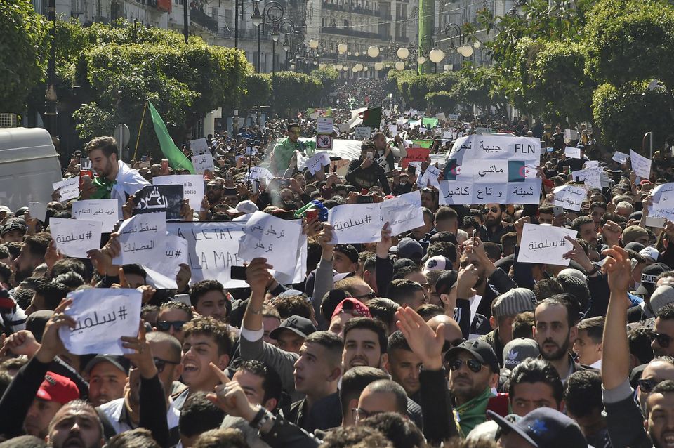 Photo de Algérie. L’armée sort de son silence…et met en garde contre des « années de braises »
