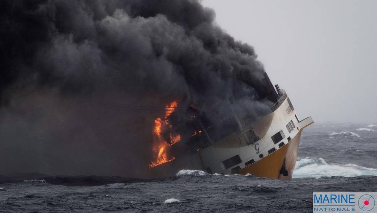 Photo de Naufrage d’un cargo italien : Risque de pollution sur les côtes françaises
