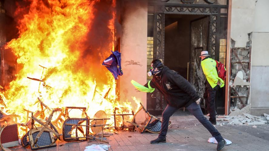 Photo de Gilets jaunes. 170 millions d’euros de dégradations