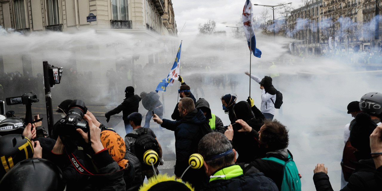 Photo de VIDEO – « Gilets jaunes » : des magasins saccagés sur les Champs-Elysées