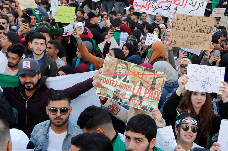 Photo de Les Algériens persistent et signent.. Bouteflika « doit partir »