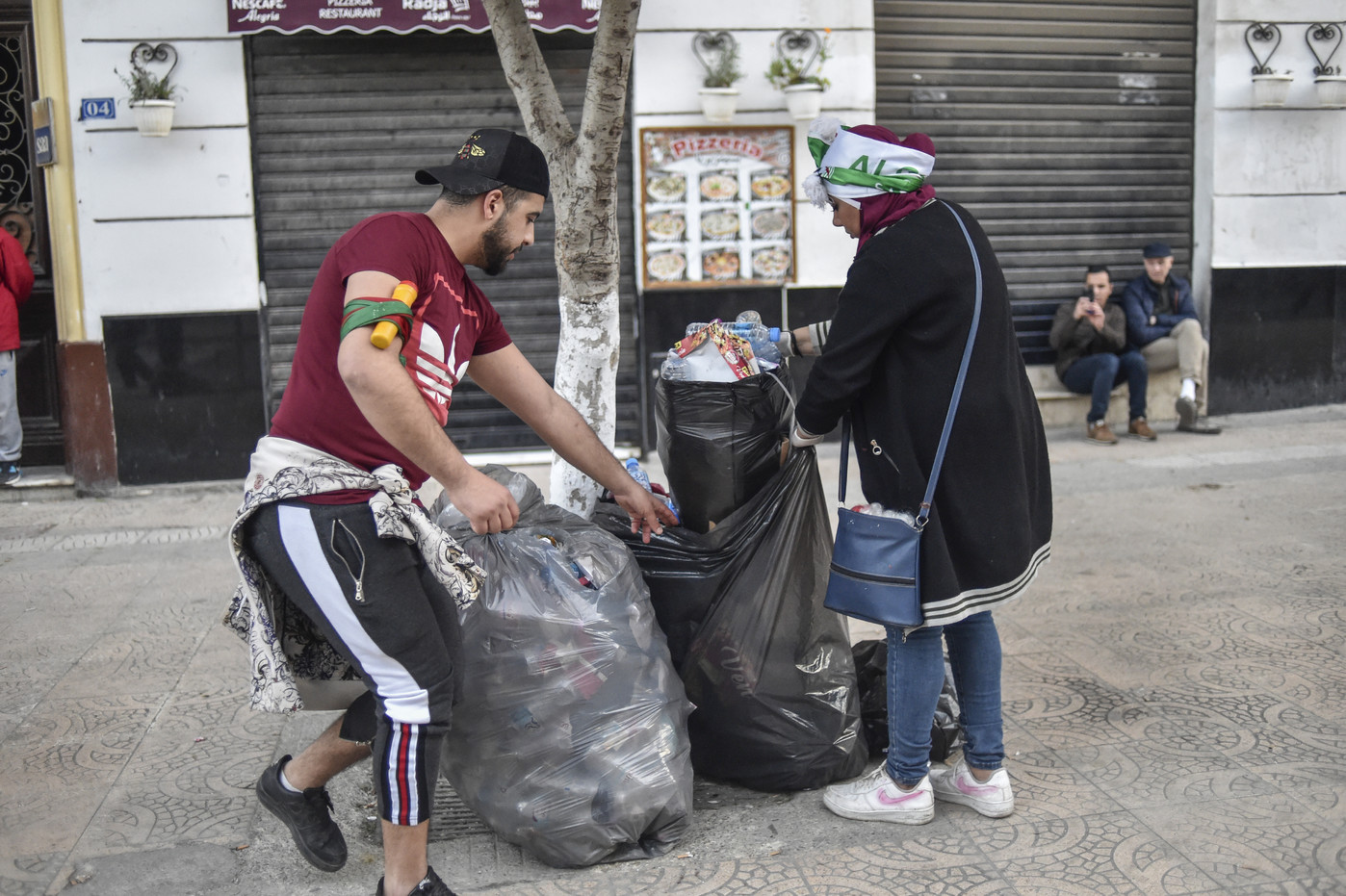 Photo de Algérie : Les manifestants n’oublient pas la propreté des rues