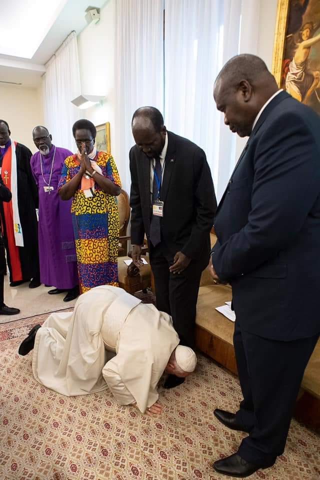 Photo de Vidéo. Le pape embrasse les pieds des rivaux sud soudanais