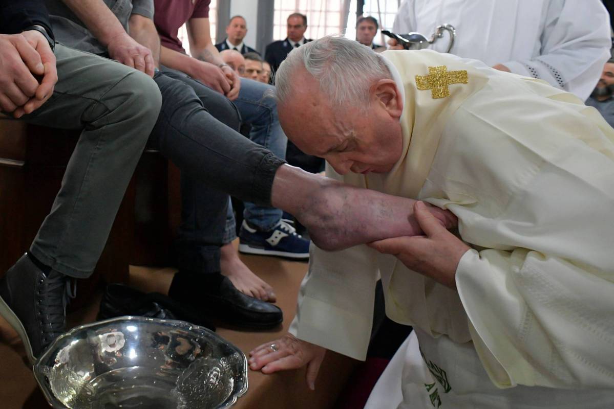 Photo de Vidéo. Le pape lave et embrasse les pieds de douze détenus