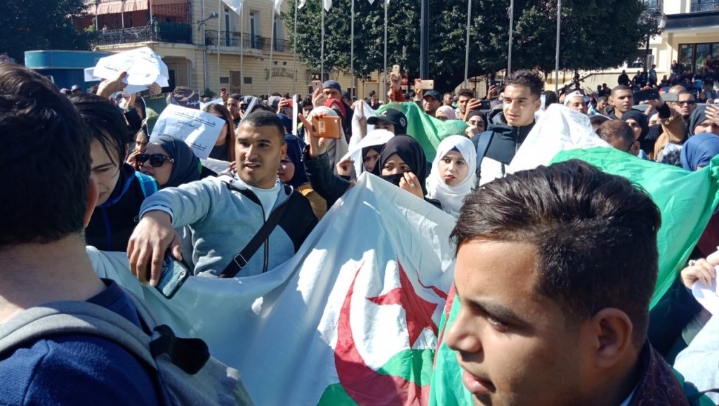 Photo de Algérie. Les étudiants crient « Silmiya » face au fort dispositif policier