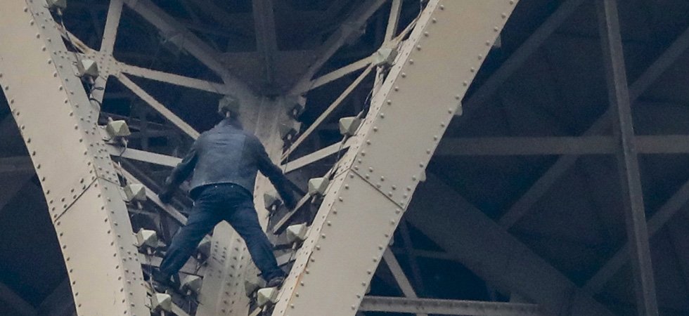 Photo de Paris. Un homme suspendu à la Tour Eiffel pendant plusieurs heures