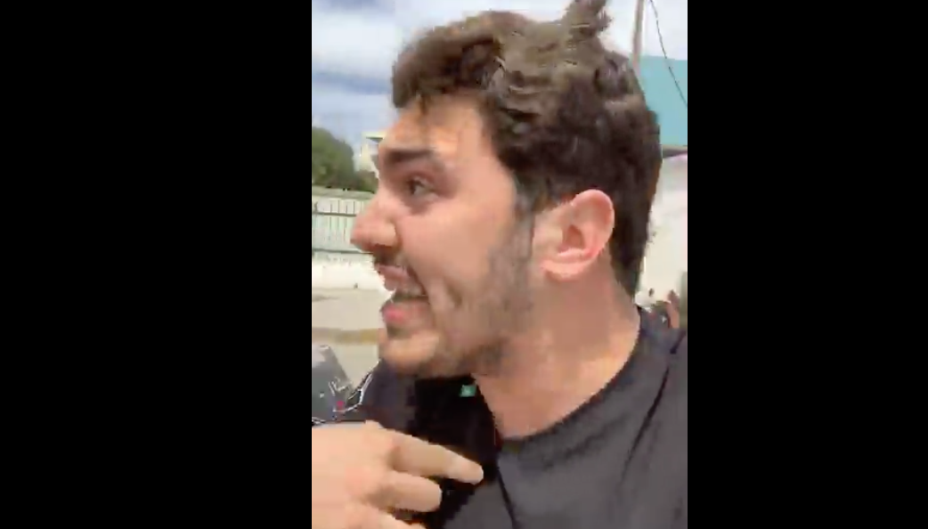 Photo de VIDEO – Un humoriste marocain se fait frapper par un policier en live