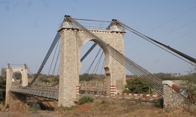 Photo de Pont métallique suspendu à Oued Cherrat: La charge des poids lourd limitée