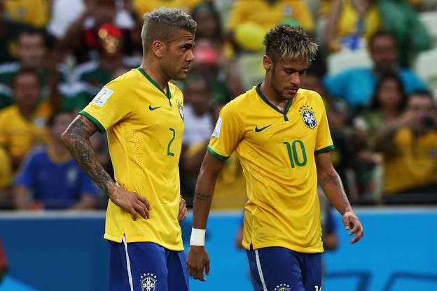 Photo de Neymar perd le brassard, Alves passe aux commandes