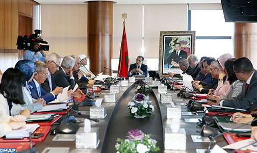 Photo de El Othmani préside une réunion de la commission interministérielle