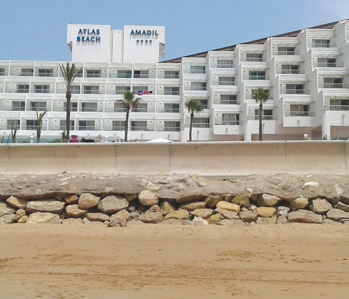Photo de Agadir. Le littoral se réduit comme une peau de chagrin
