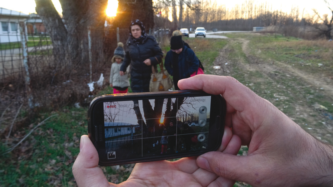 Photo de Midnight Traveler. Le chaos d’une famille de migrants