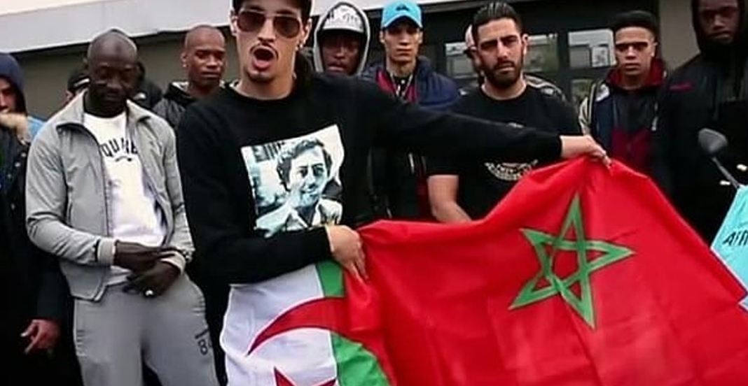 Photo de Levée du drapeau du « polisario » sur scène. Soolking boycotté par les Marocains