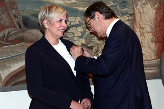 Photo de Nezha Hayat, présidente de l’AMMC, décorée par le roi d’Espagne Felipe VI