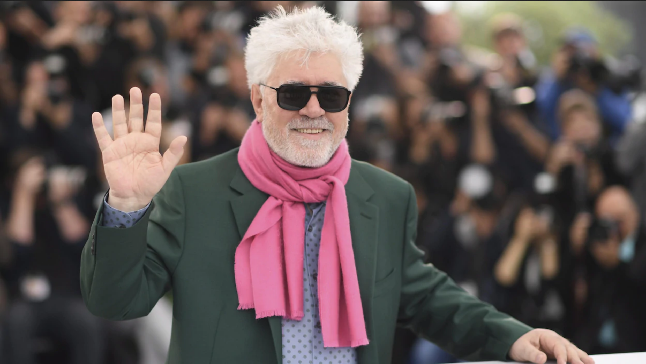 Photo de Lion d’or pour la carrière colorée d’Almodovar !