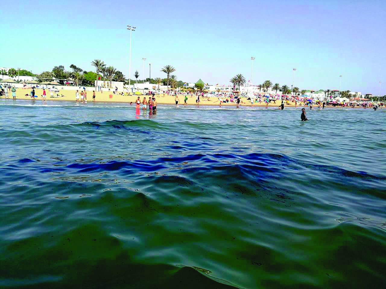 Photo de En images, une pollution d’huile souille la mer à Agadir