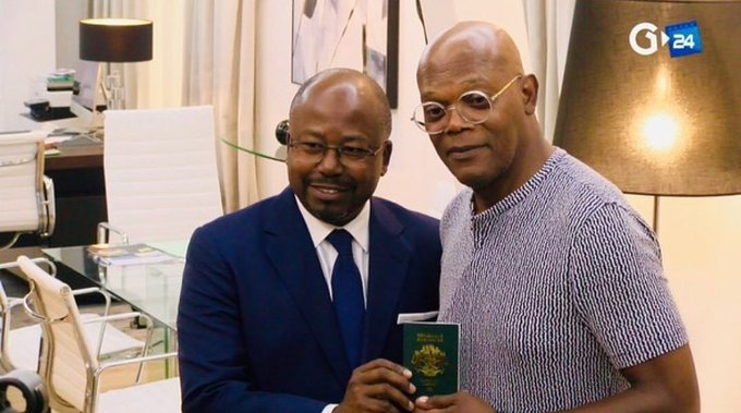 Photo de Samuel Jackson reçoit le passeport Gabonais