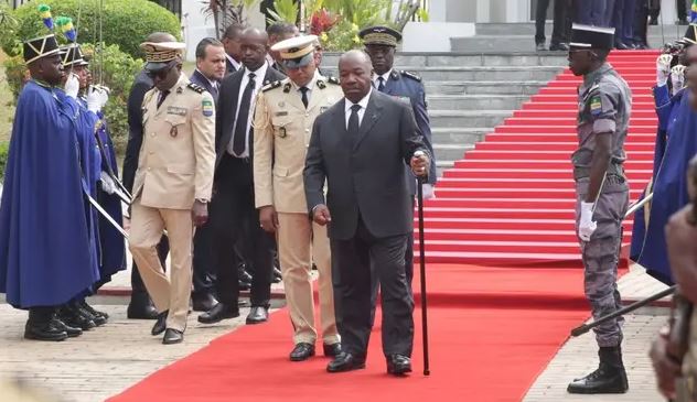 Photo de Gabon: le président Bongo assiste au défilé militaire, 10 mois après son AVC