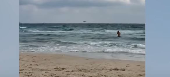 Photo de Espagne: l’impressionnante chute d’un avion militaire en mer