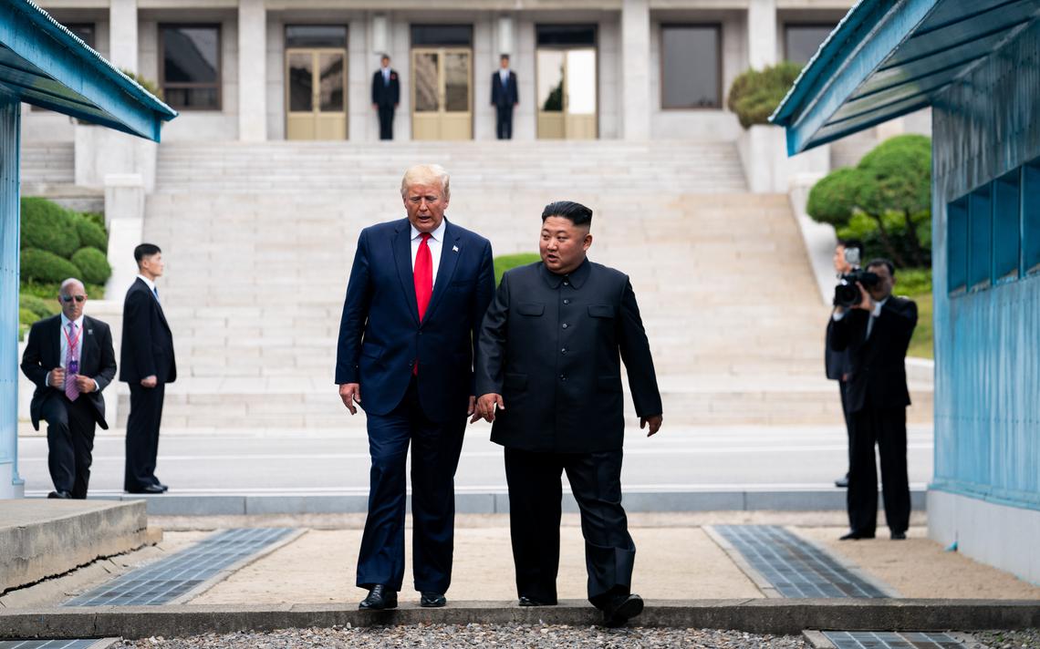 Photo de Trump: les discussions avec Pyongyang vont continuer malgré le dernier test de missile