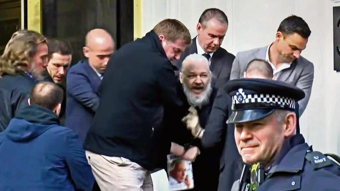 Photo de Julian Assange, confus et bredouillant devant la justice à Londres