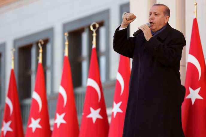 Photo de Erdogan menace d’«écraser les têtes» des combattants kurdes s’ils ne se retirent pas