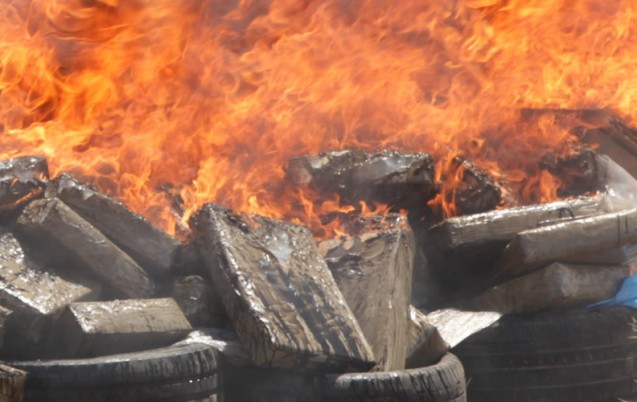 Photo de Nouaceur: Les douanes incinèrent plusieurs tonnes de drogues