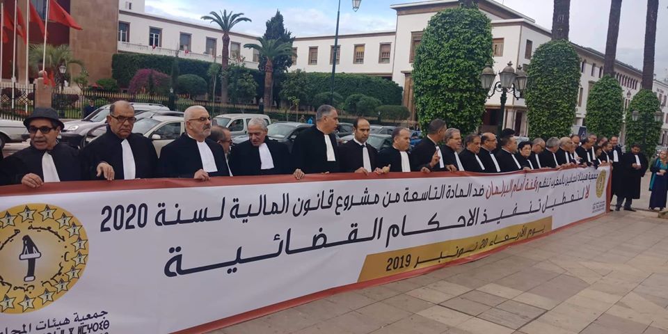 Photo de Les avocats manifestent contre l’article 9 du PLF