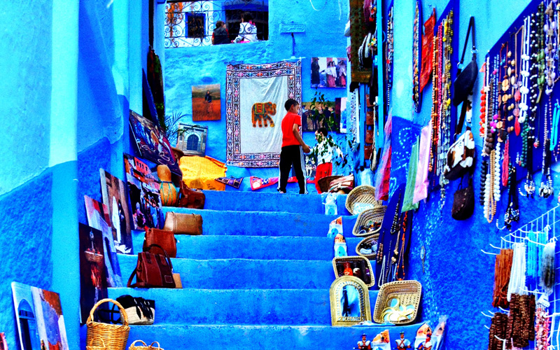 Photo de Chefchaouen met en lumière le patrimoine culturel marocain dans une exposition