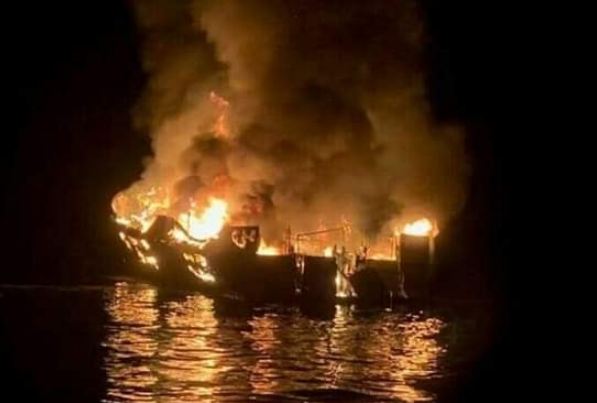 Photo de Vidéo. Un bateau prend feu et coule au large d’Agadir, 12 marins évacués