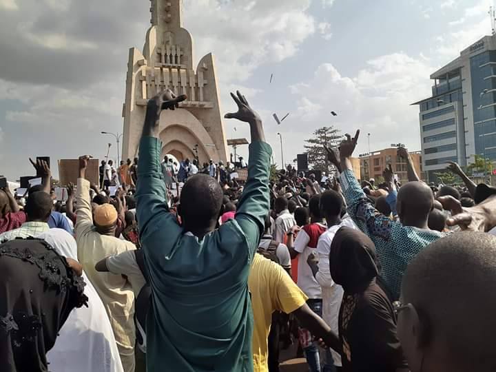 Photo de Les Maliens sortent dans la rue pour soutenir l’armée 
