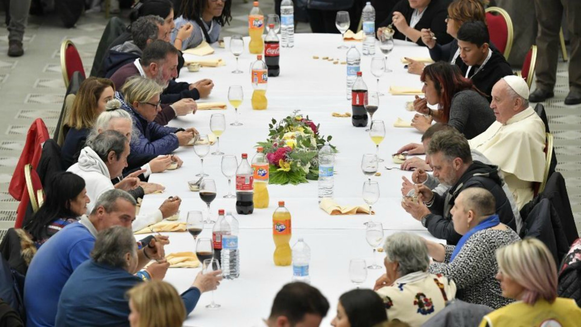 Photo de Le pape Francois invite 1.500 démunis à sa table