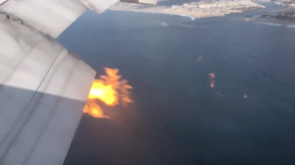Photo de Le moteur d’un Boeing s’enflamme dans le ciel, frayeur à Los Angeles (Vidéo)