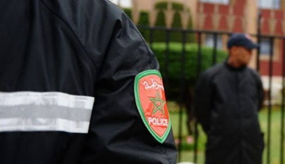 Photo de Un policier brandit son arme pour arrêter trois individus avec un chien dangereux