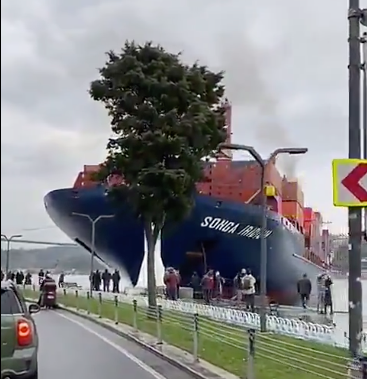 Photo de Vidéo. Un cargo s’échoue sur les rives du Bosphore