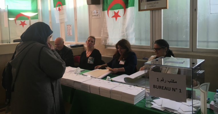 Photo de En Algérie, les bureaux de vote ouvrent leurs portes