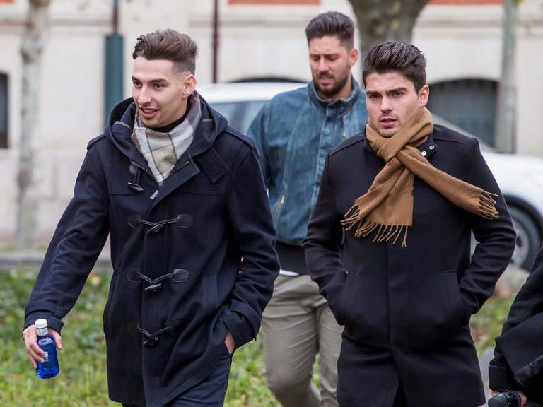 Photo de Espagne: Les 3 footballeurs accusés de viol écopent de 38 ans de prison chacuns
