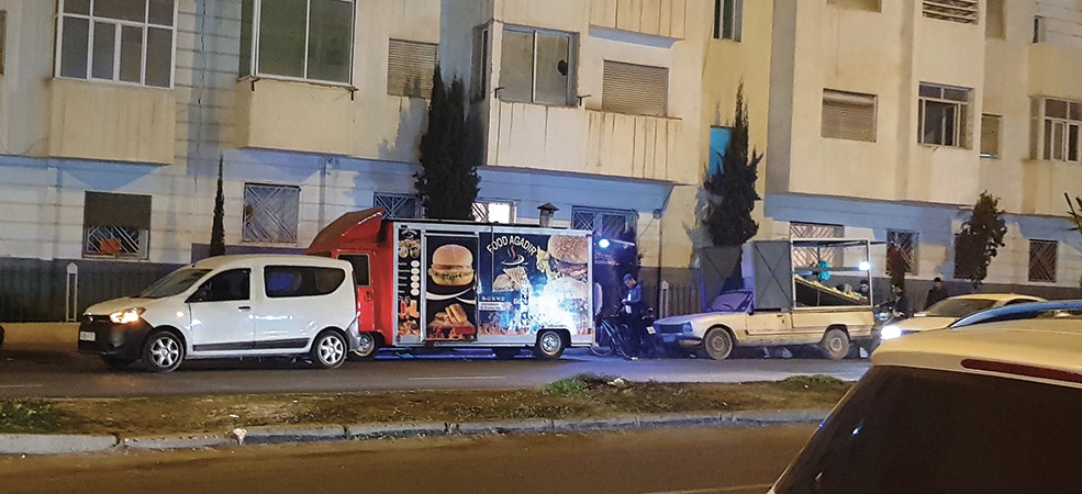 Photo de Agadir. L’anarchie des food trucks