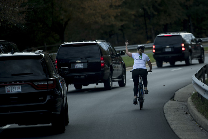 Photo de Son doigt d’honneur à Donald Trump, propulse la cycliste à un poste politique