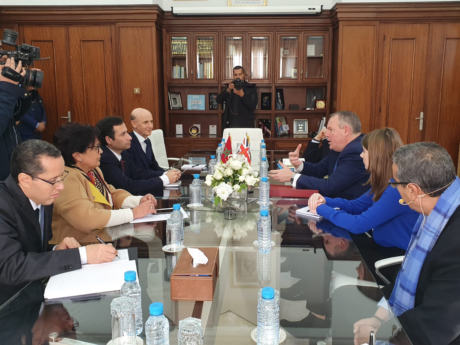 Photo de Benchaaboun s’entretient avec le ministre d’État britannique au Commerce international