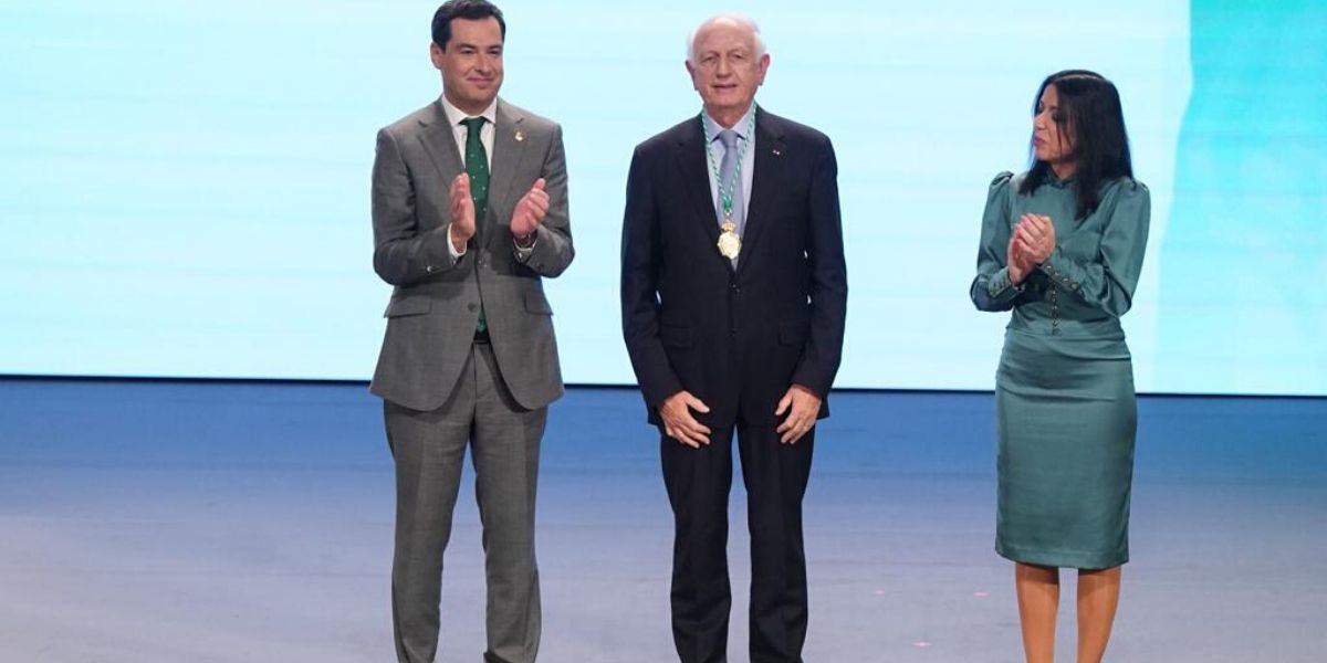 Photo de André Azoulay reçoit la Médaille d’Or 2020 de l’Andalousie