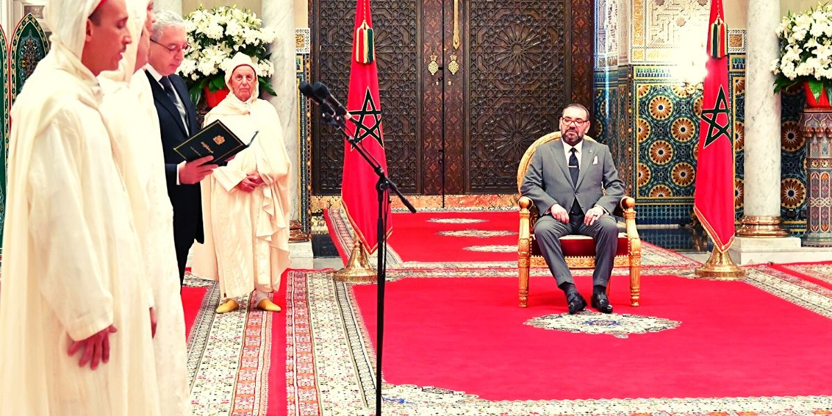 Photo de Cour constitutionnelle: le roi reçoit les nouveaux membres