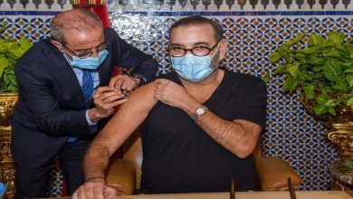 Photo de VIDEO: le roi Mohammed VI reçoit la première dose du vaccin anti-Covid-19