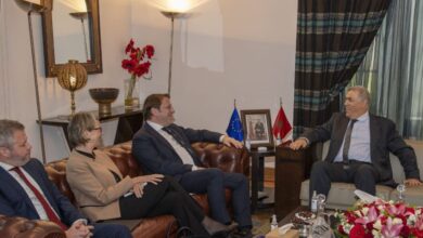 Photo de Abdelouafi Laftit s’entretient avec le Commissaire européen, Oliver Varhelyi