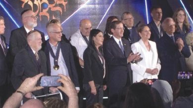 Photo de Maroc-Israël : André Azoulaya a reçu la Médaille d’honneur présidentielle